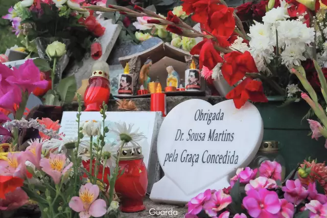 Busto de Dr. Sousa Martins - Oferendas de fieis (foto de 2021)