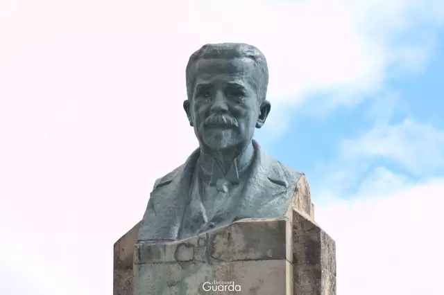 Busto 2 de Dr. Lopo de Carvalho - Rua Batalha Reis (foto de 2021)