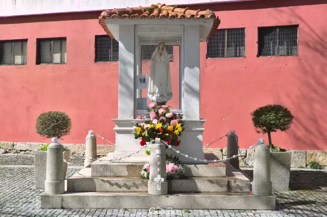 Capela do Bonfim - Santa no largo lateral (foto de 2021)