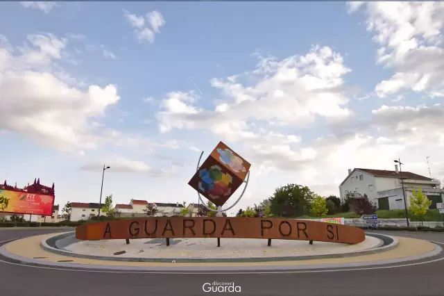 Cristal da Guarda - Enquadramento com a rotunda (foto de 2017)