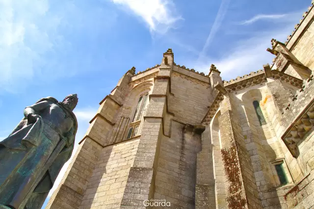 Estátua de Dom Sancho I - Enquadramento com a Sé (foto de 2012)