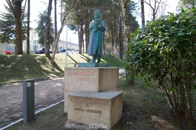 Estátua de Homenagem à Criança Guardense (foto de 2020)