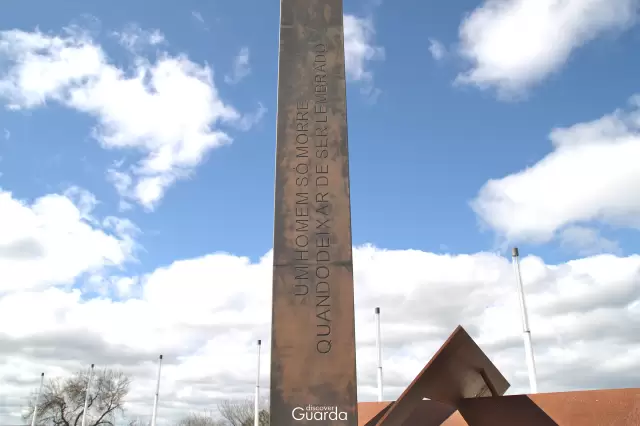 Monumento aos Combatentes no Ultramar do Concelho da Guarda - Inscrição em uma das paredes laterais da torre central (foto de 2021)