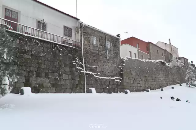 Muralha - Em dia de neve na Avenida dos Bombeiros Voluntários Egitanienses (foto de 2014)