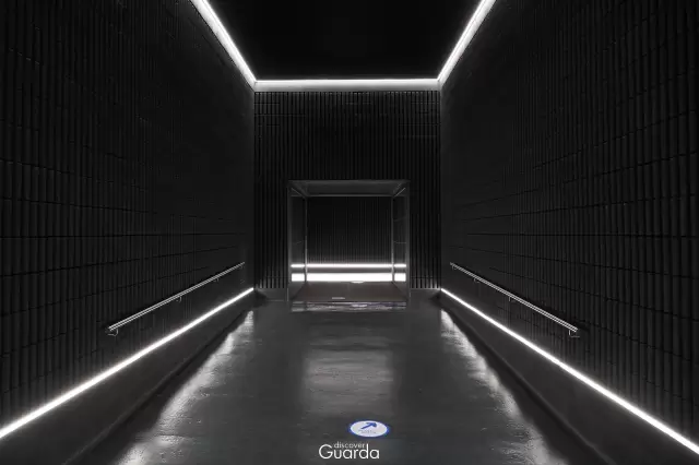 Teatro Municipal da Guarda - Passagem interna para o Parque de Estacionamento (foto de 2021)