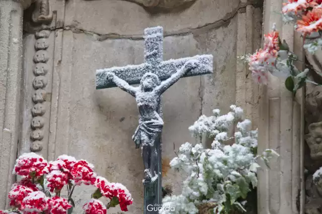 Torre dos Ferreiros - Pormenor de Senhor dos Aflitos em dia de neve (foto de 2013)